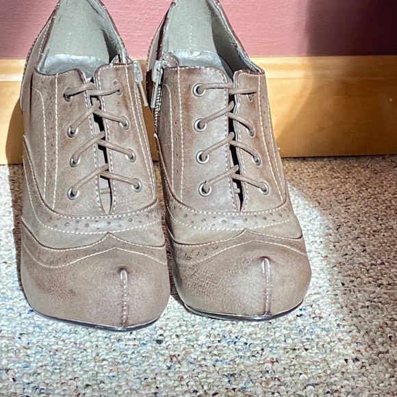 NWOT Brown Oxford Pumps by Guess size 6 Lace up Heel Work Party Classy - Picture 2 of 9